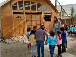 Matilda-Spendenkapital für ihr FSJ in Chile: 1.368€ (Foto: Matilda in Chile beim Klassenzimmerbau)